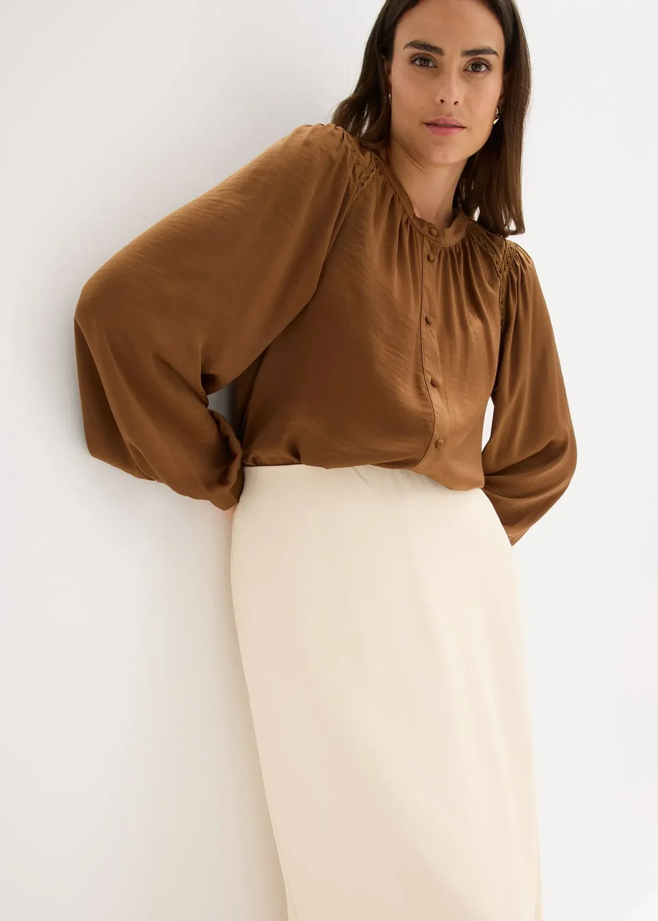 bonprix Blouse en satin avec galons en dentelle|Femme Chemisiers