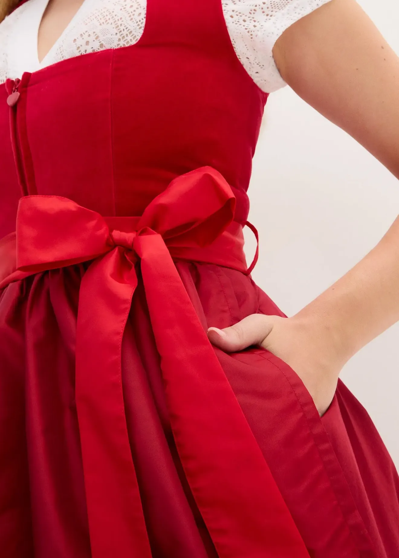 bonprix Dirndl avec corsage en velours et tablier en satin|Femme Robes