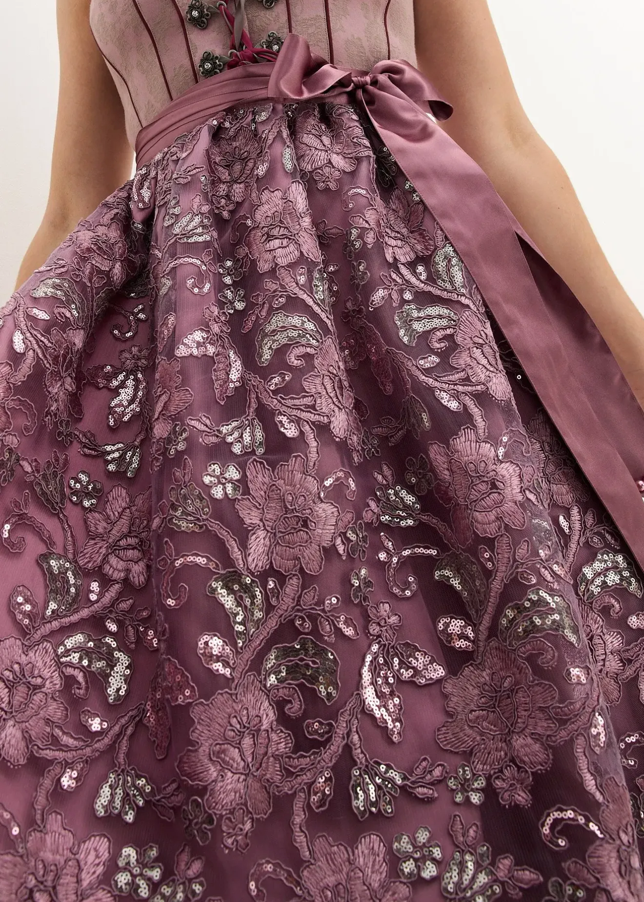 bonprix Dirndl avec tablier à sequins|Femme Robes