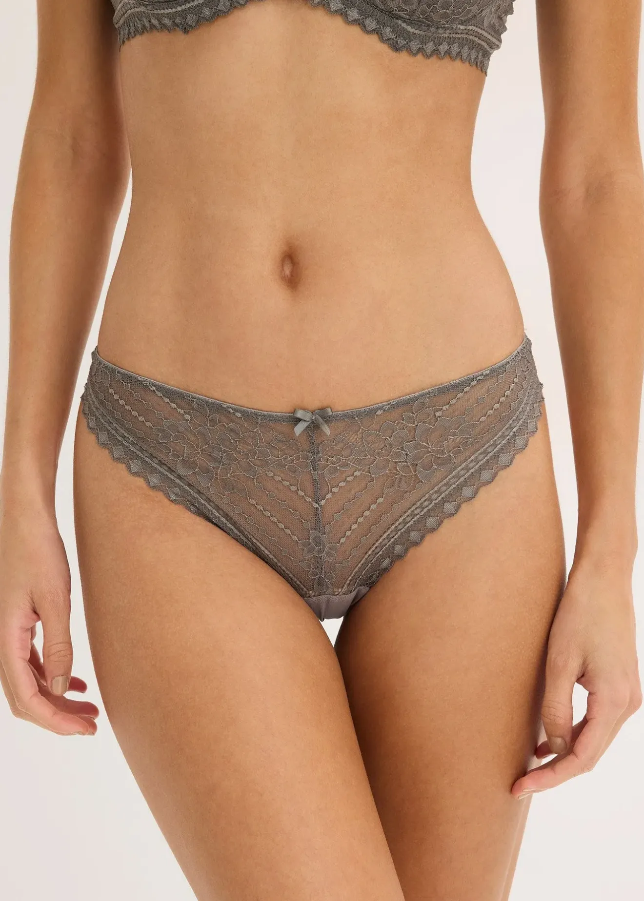bonprix Lot de 2 strings en dentelle délicate|Femme Dessous|Bas