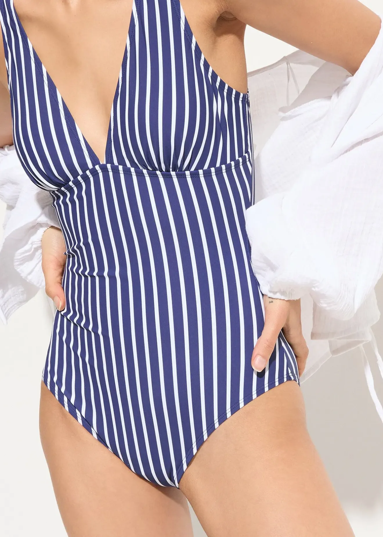 bonprix Maillot 1 pièce sculptant à décolleté plongeant, maintien modéré|Femme Maillots De Bain Gainants|Maillots 1 Pièce