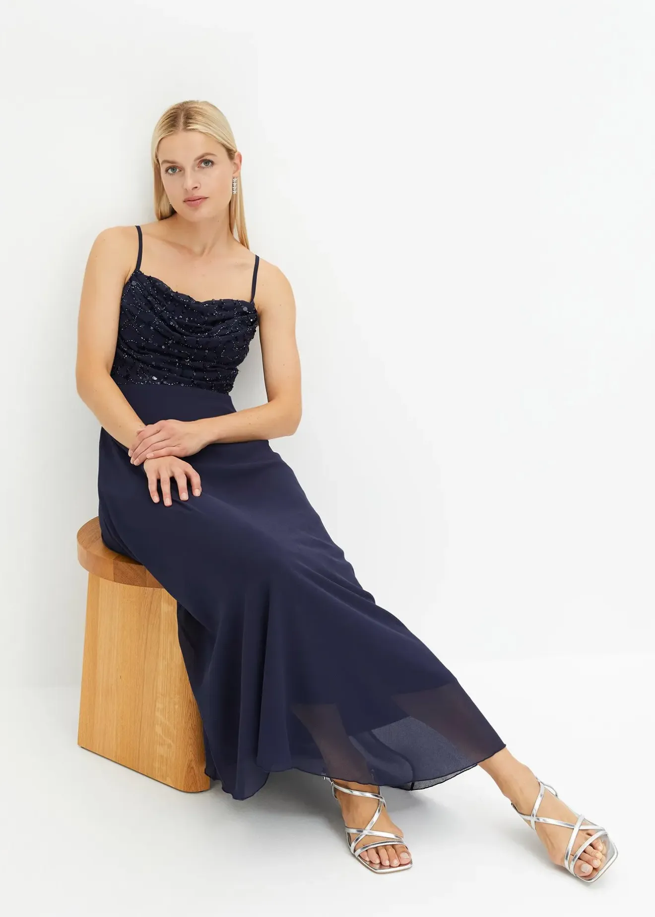 Femme bonprix Mode Festive|Robes|Robe à fines bretelles et haut à sequins brodés