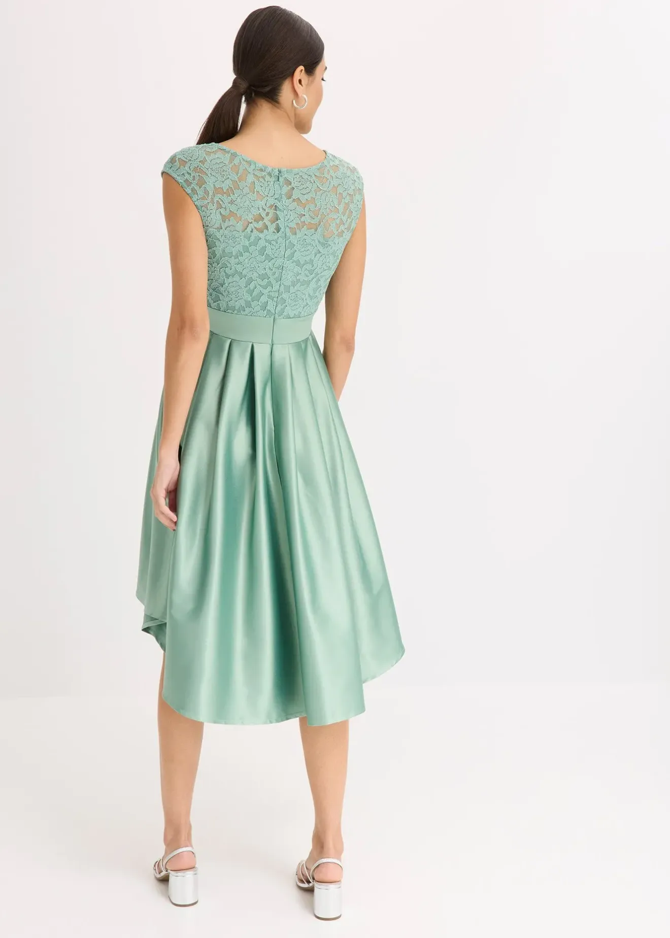 Femme bonprix Mode Festive|Robes|Robe courte devant, longue derrière en satin brillant avec dentelle