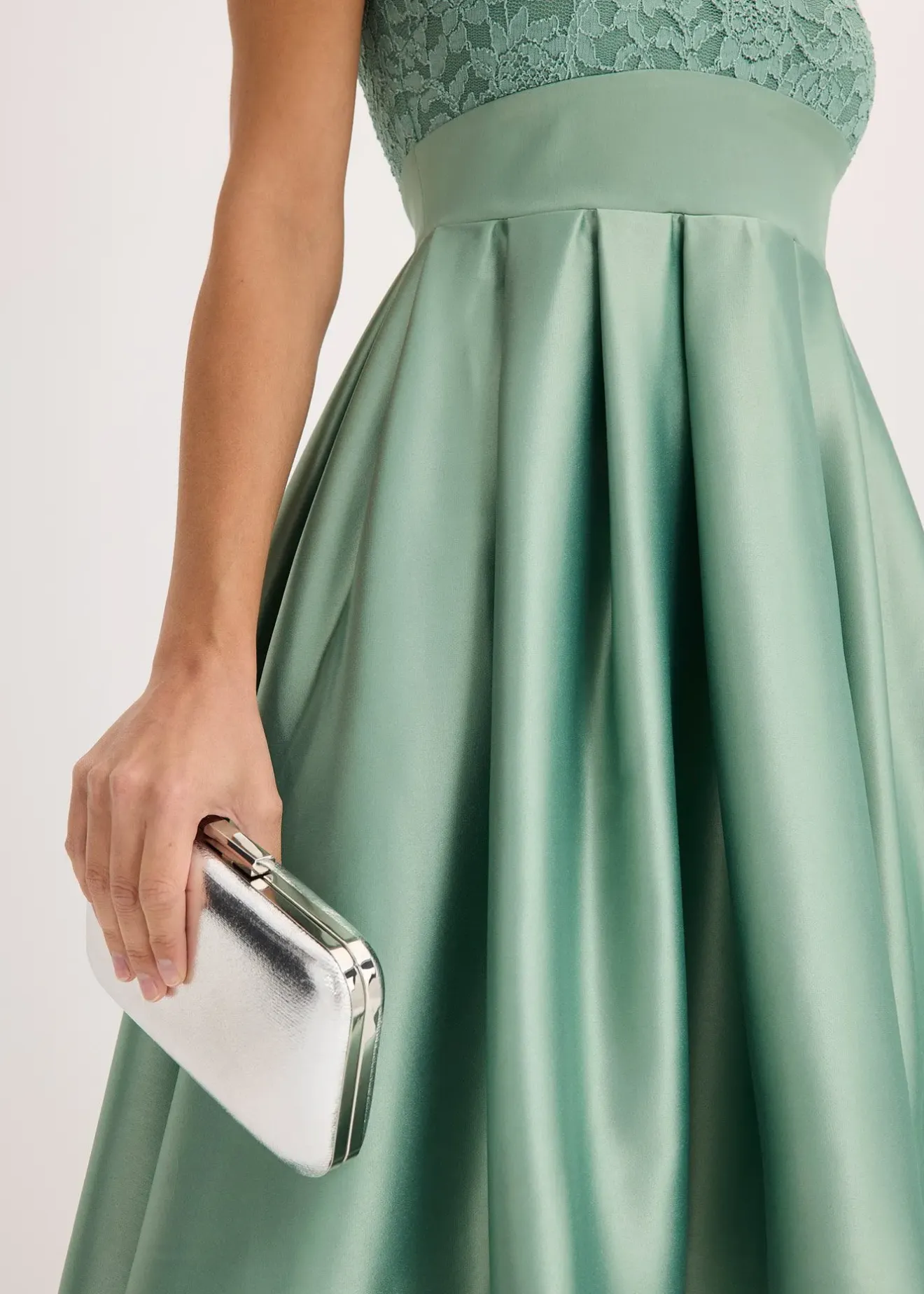 Femme bonprix Mode Festive|Robes|Robe courte devant, longue derrière en satin brillant avec dentelle