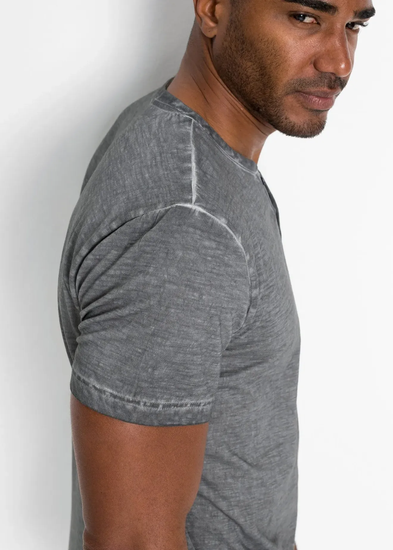 bonprix T-shirt col tunisien, aspect délavé, 100% coton|Homme T-Shirts & Polos